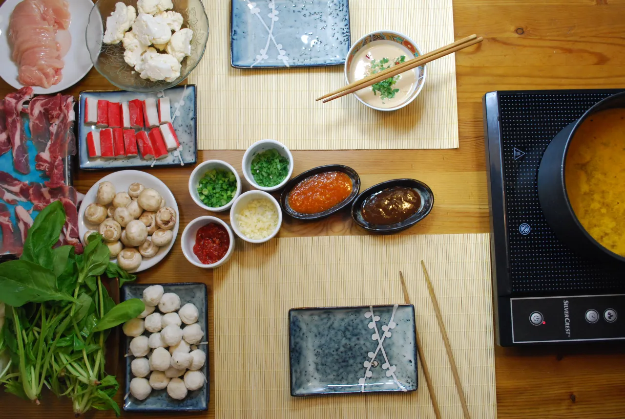 Składniki do hot pot: surowy kurczak, wołowina, kalafior, grzyby, paluszki krabowe, kulki rybne, szpinak, czosnek, szczypiorek, sosy. Idealny przepis na hot pot!