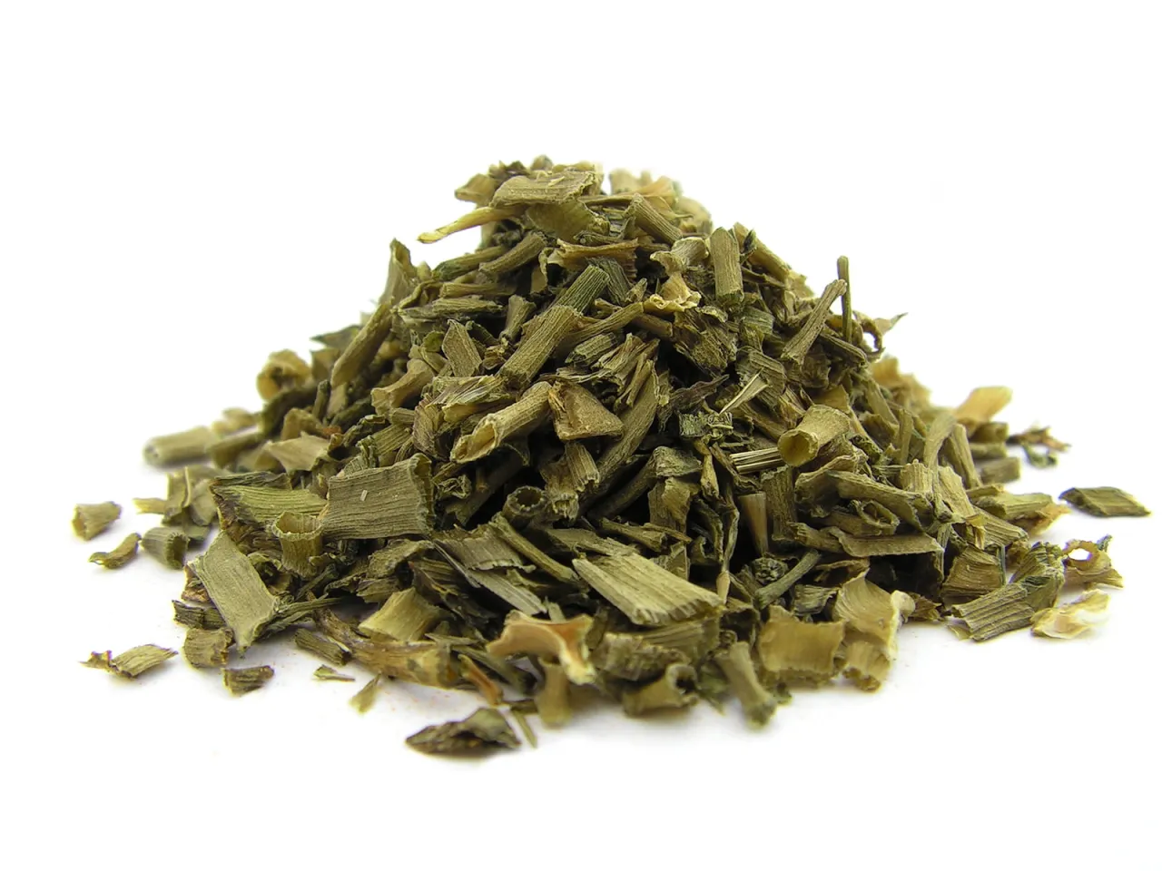 Kupa suszonego szczypiorku. Zastanawiasz się, czy szczypiorek suszyć czy mrozić? Oto odpowiedź w formie suszonej.