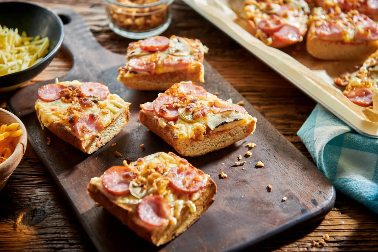 różne rodzaje kiełbasy i sera do zapiekanki