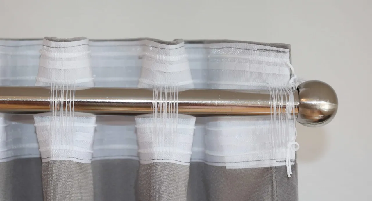 Firany na karnisz 200 cm. Biała taśma z pętelkami i szary materiał wiszą na metalowym karniszu.