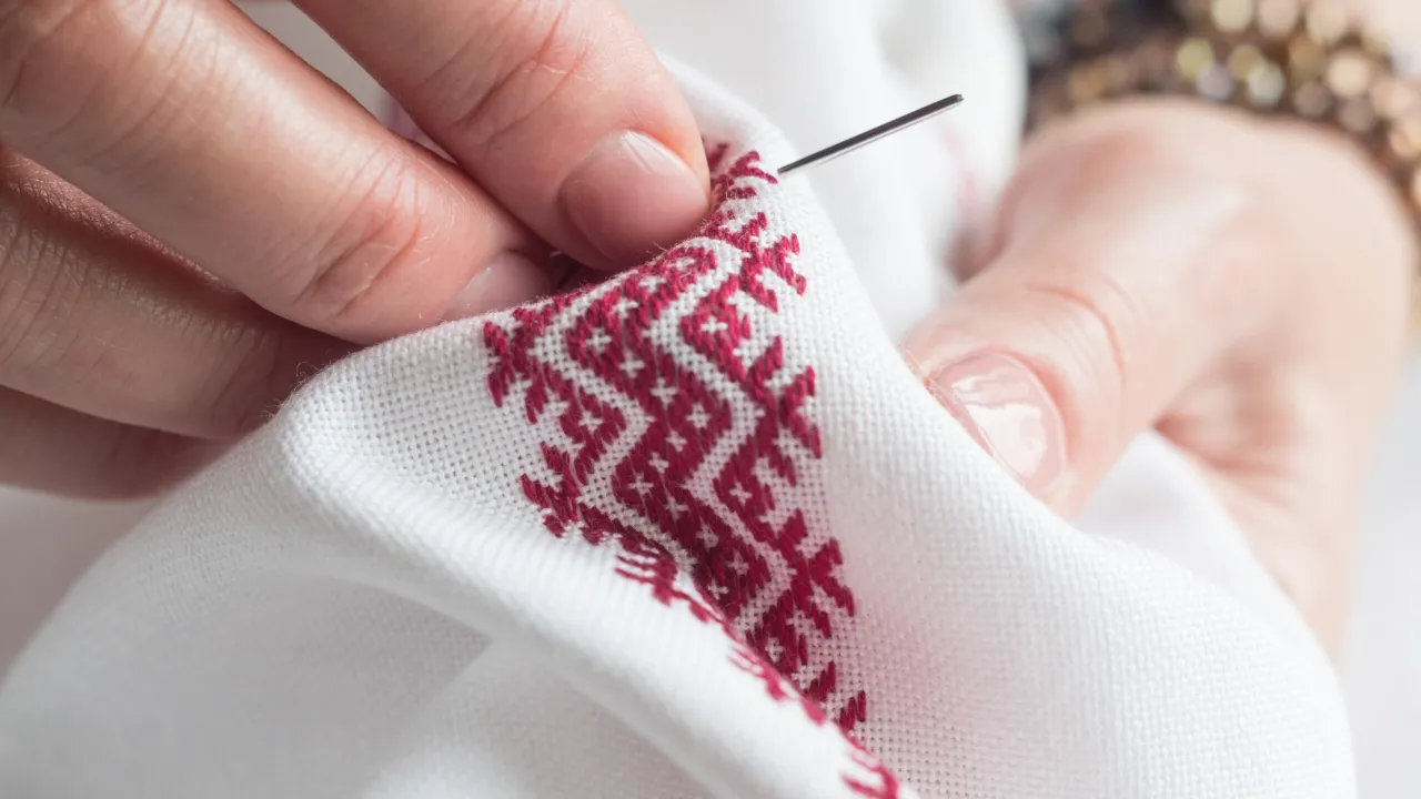 przykłady haftów na bluzach, różne rozmiary i złożoność