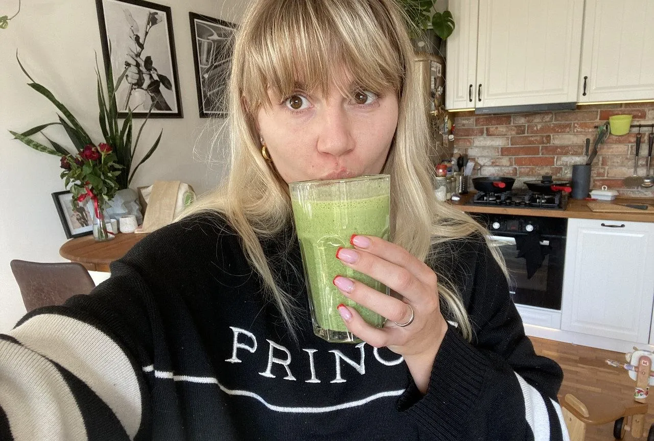 kobieta z promienną cerą i zielonym koktajlem