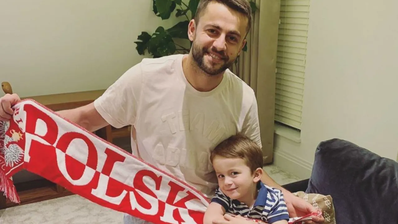 Uśmiechnięty mężczyzna z szalikiem