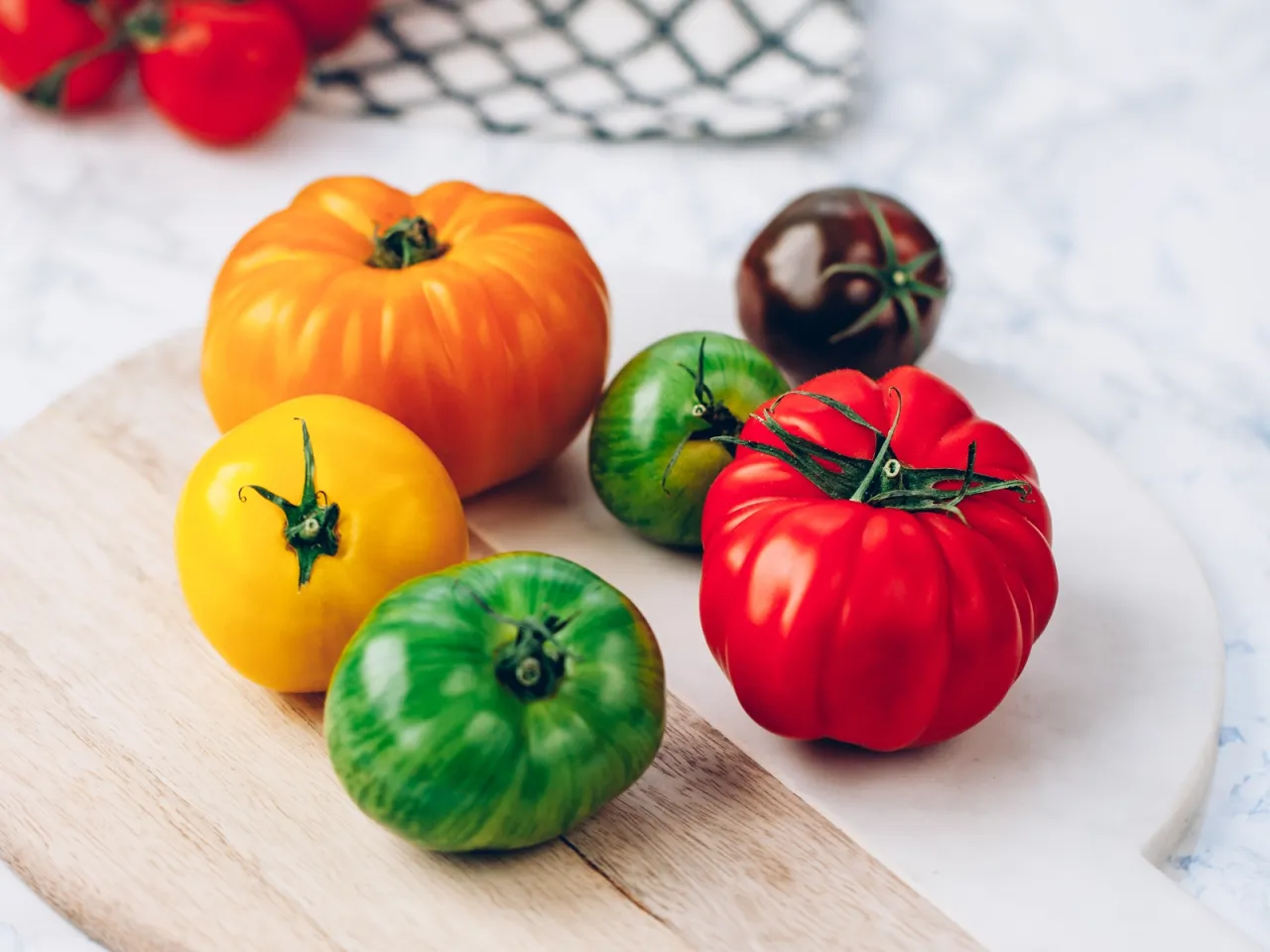 kobieta obierająca pomidora