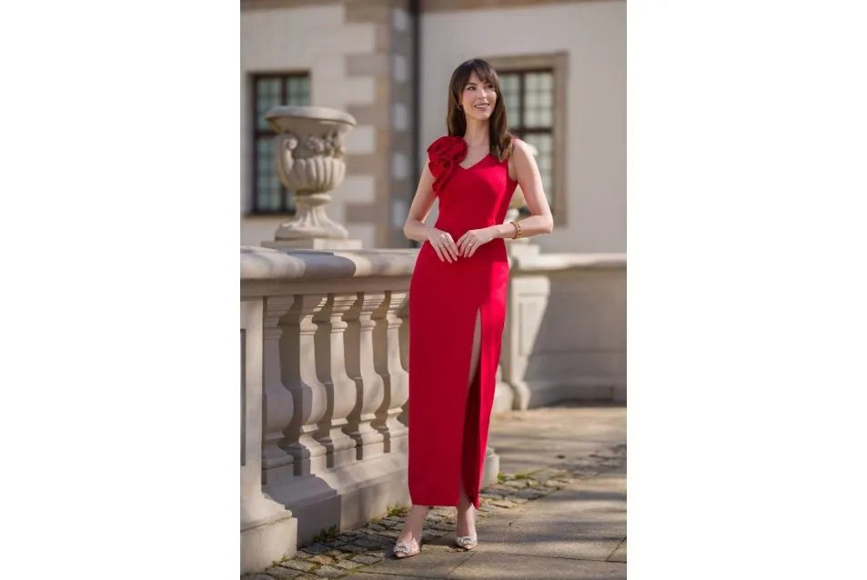 czerwona sukienka stylizacje klasyczne kolory butów