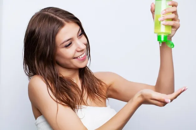 kobieta nakłada odżywkę na włosy