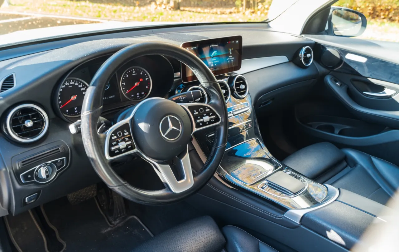 Wnętrze Mercedesa GLC 200 4Matic: kierownica, deska rozdzielcza z ekranem multimedi&oacute;w i konsola środkowa.