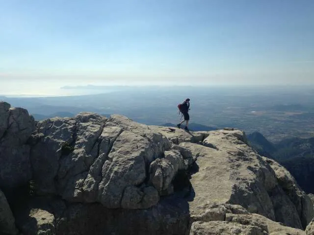 Wanderer auf dem Gipfel des Puig de Massanella mit Blick auf die Serra de Tramuntana