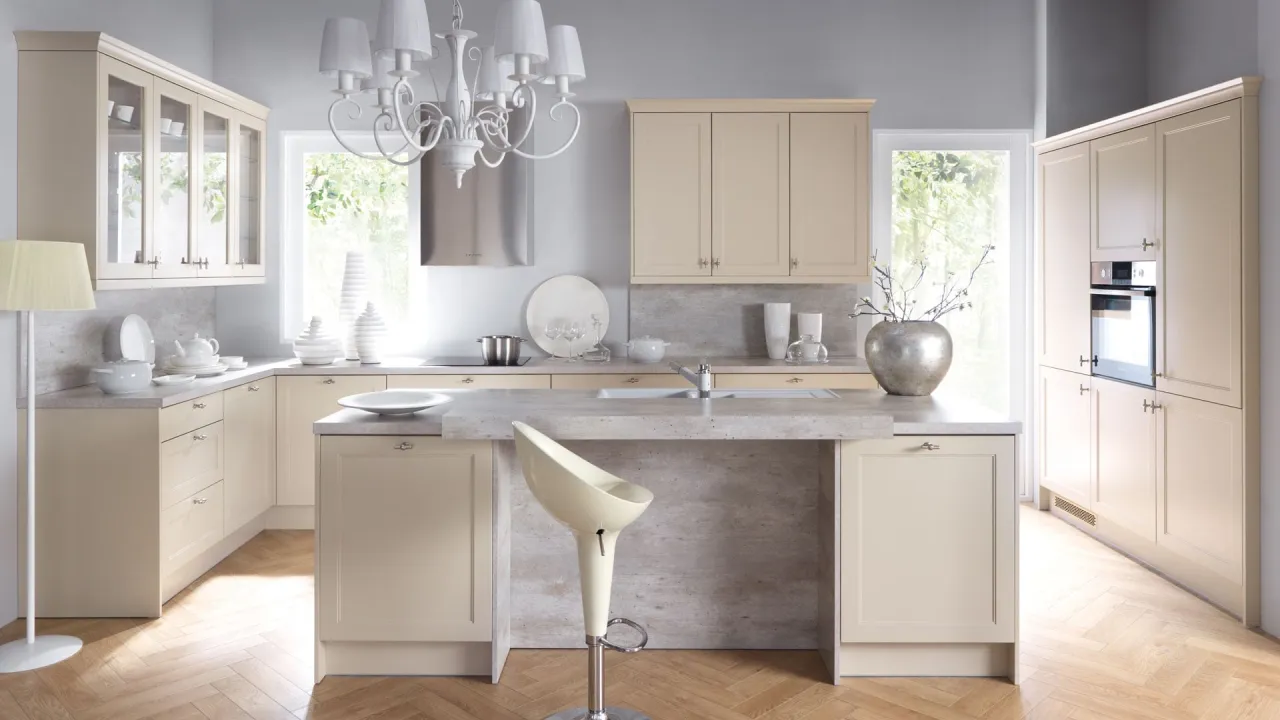 biała kuchnia szare ściany, biała kuchnia beżowe ściany