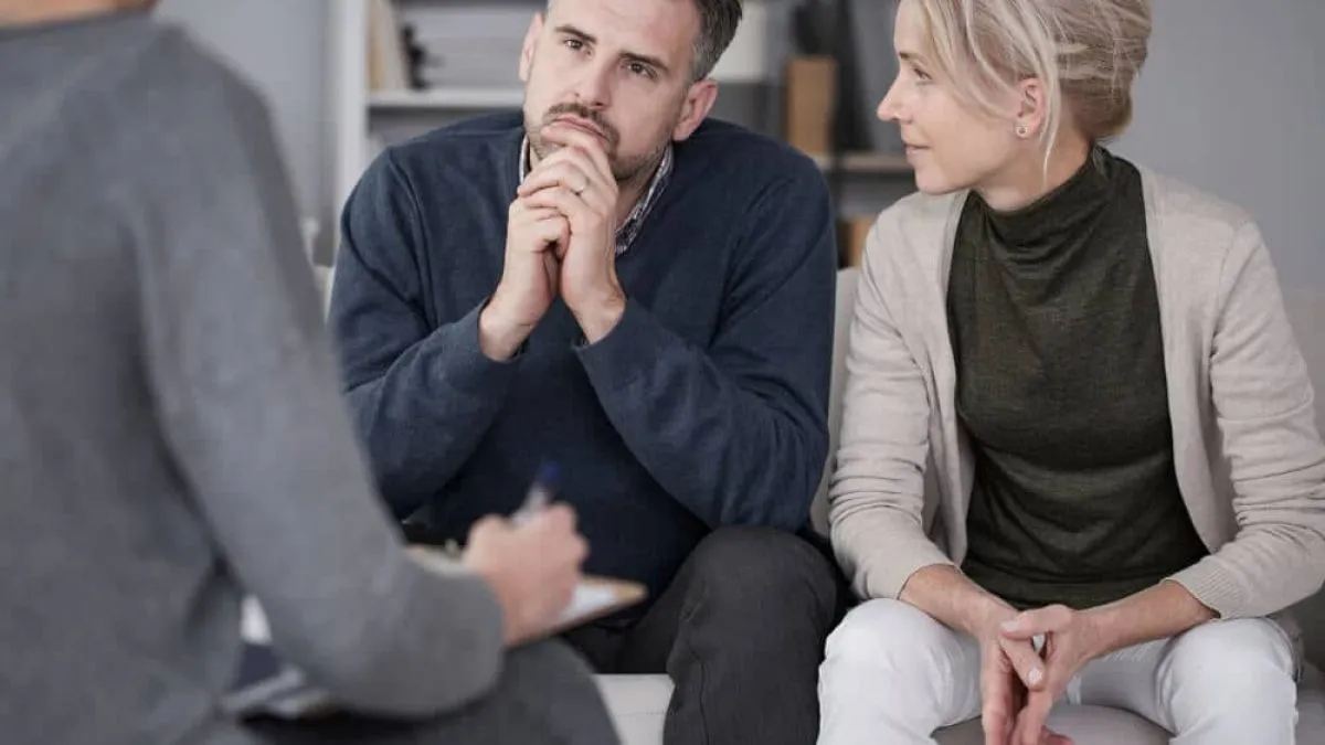 Para rozmawiająca z terapeutą, sesja terapii par, psycholog