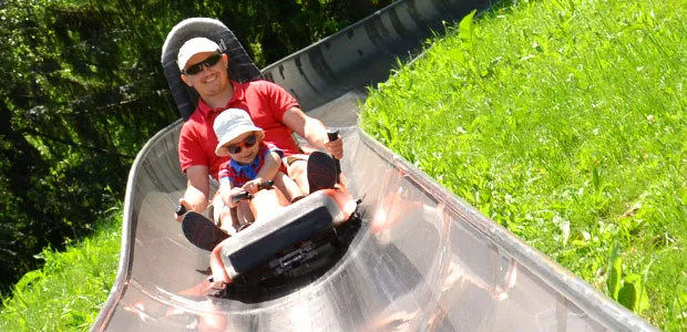 dzieci bawiące się na sankostradzie w Krynicy-Zdroju