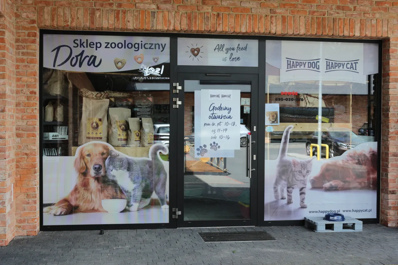 sklep zoologiczny witryna z zewnątrz