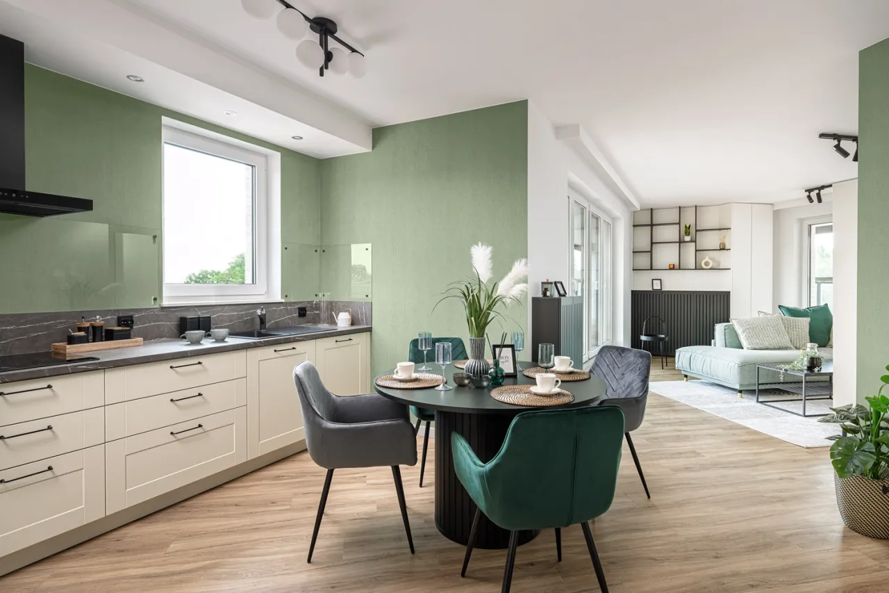 Nowoczesny salon z otwartą kuchnią i harmonijnymi kolorami