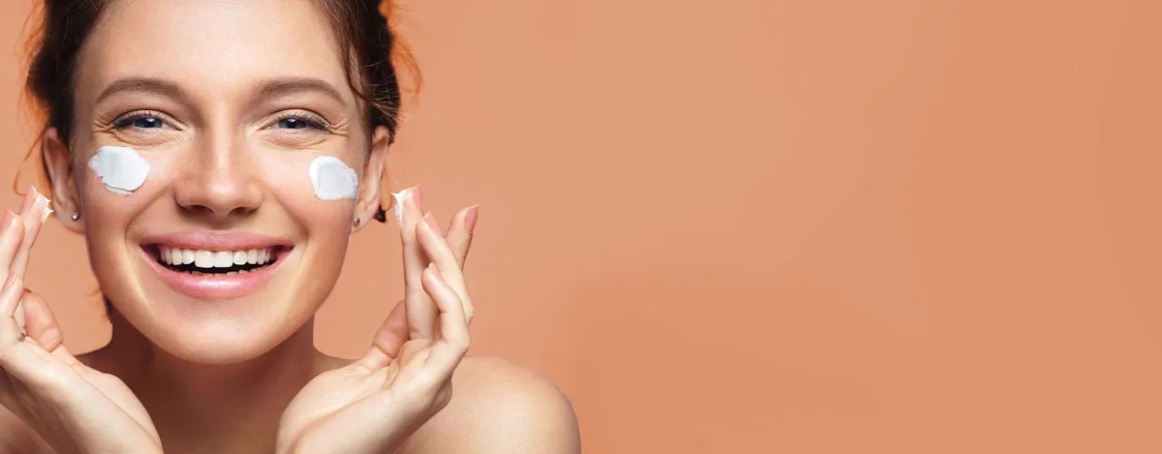 Kobieta aplikująca serum na twarz błędy pielęgnacyjne