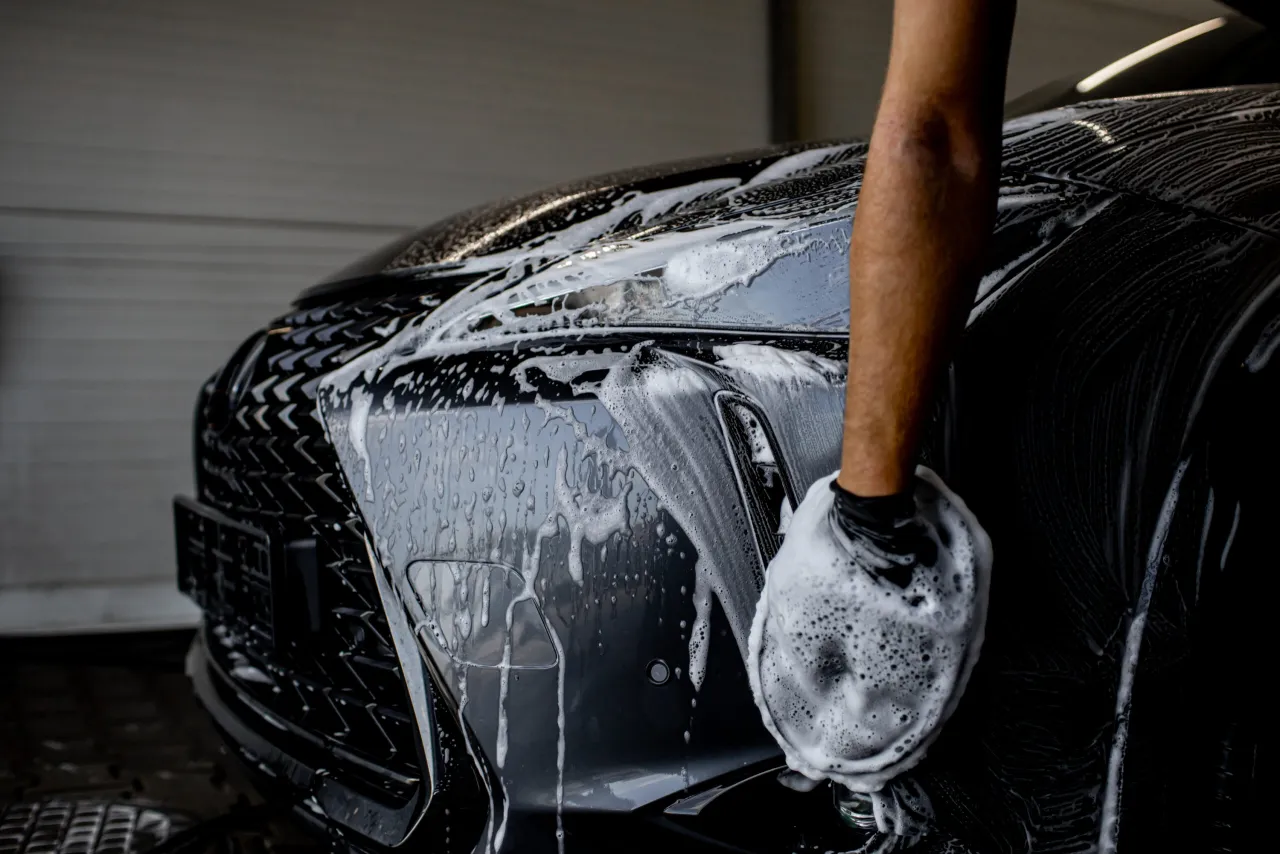 Mycie samochodu zimą bez zacieków