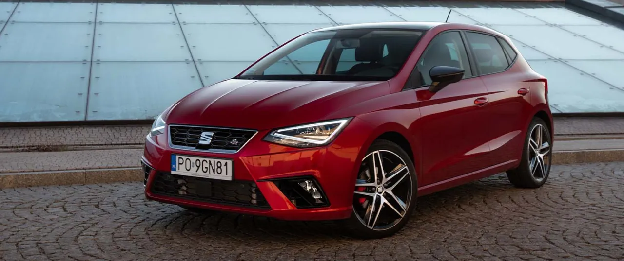 samochód z polskimi tablicami rejestracyjnymi