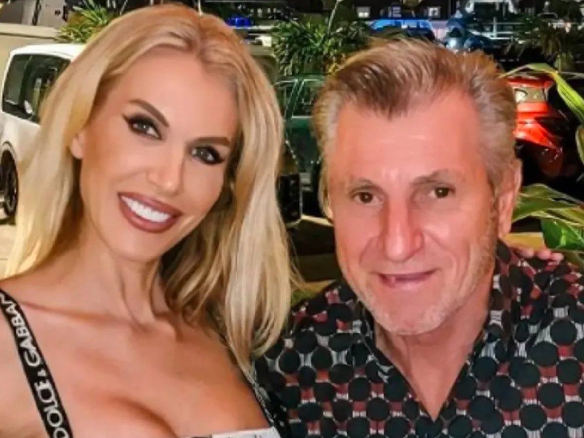 Aneta Glam z partnerem, uśmiechnięci, w tle nocne miasto. Wiek Anety Glam nie jest widoczny, ale wygląda na szczęśliwą.