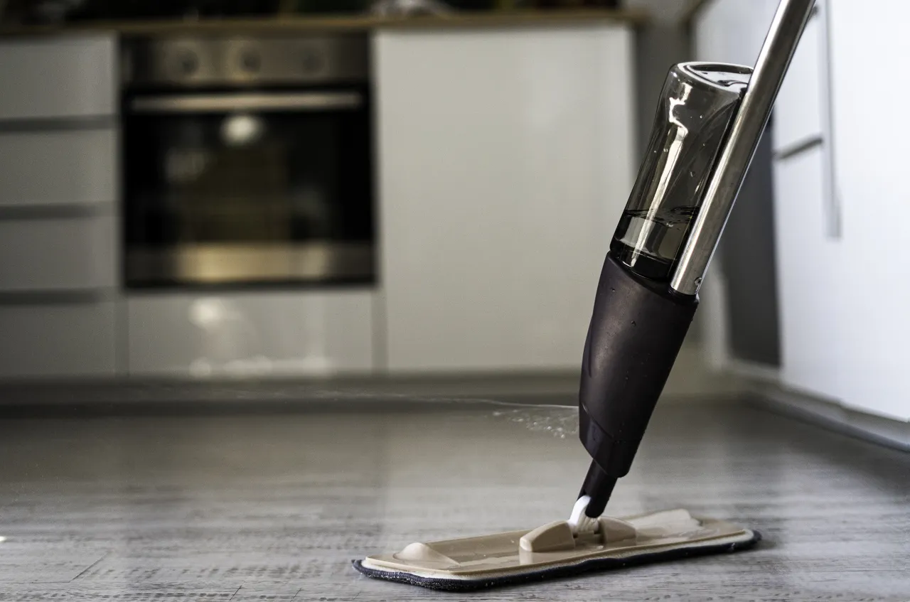 Mop ze spryskiwaczem w akcji