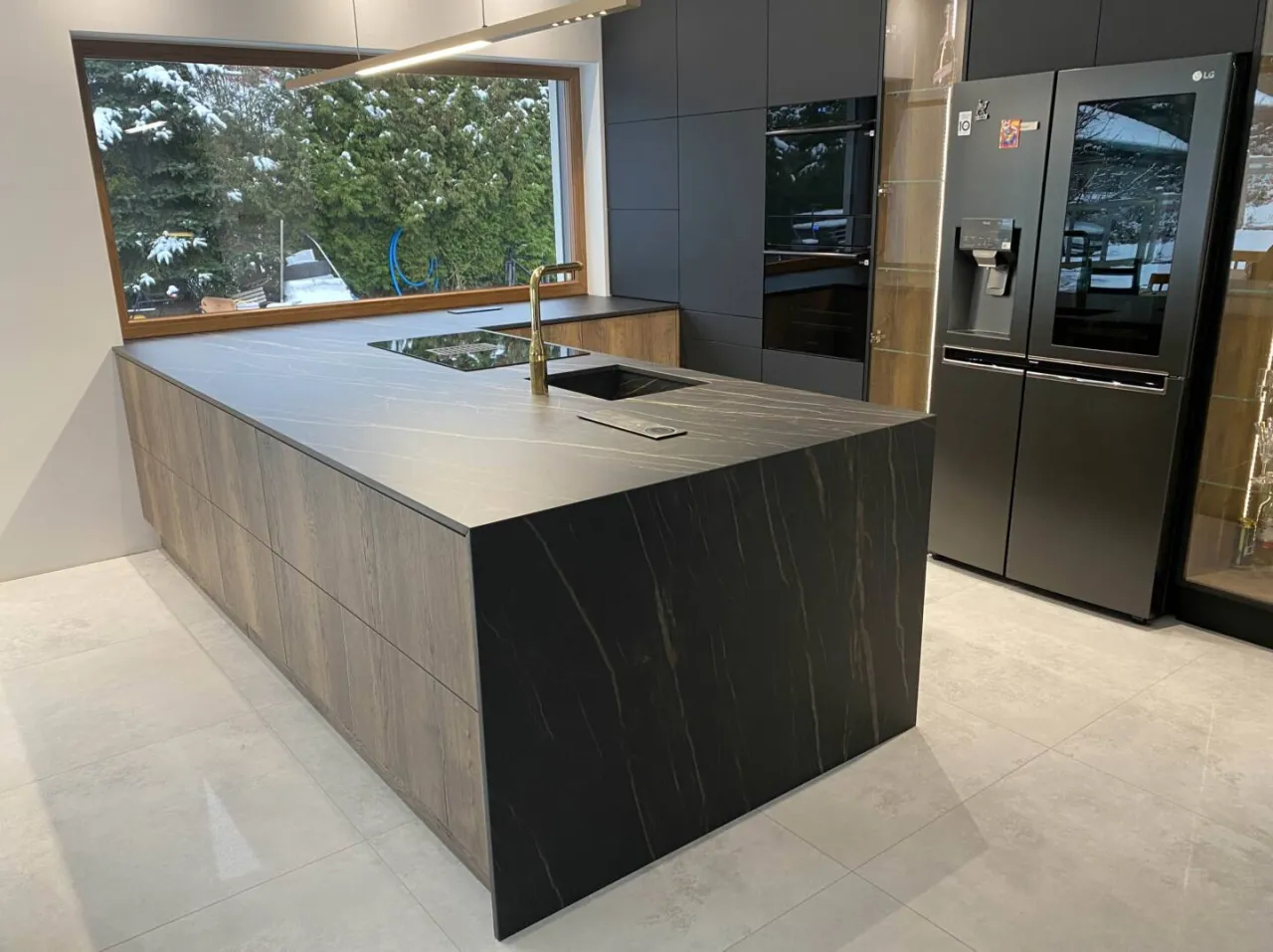 Kuchnia z blatem i ścianą ze spieku kwarcowego