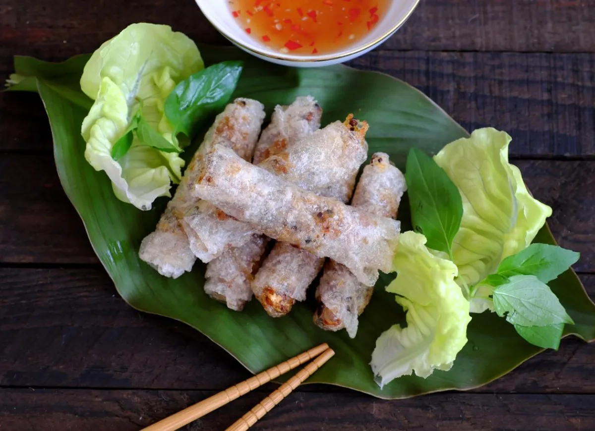 Chrupiące sajgonki składniki: ryżowy papier, mięso, warzywa, świeża sałata i sos.