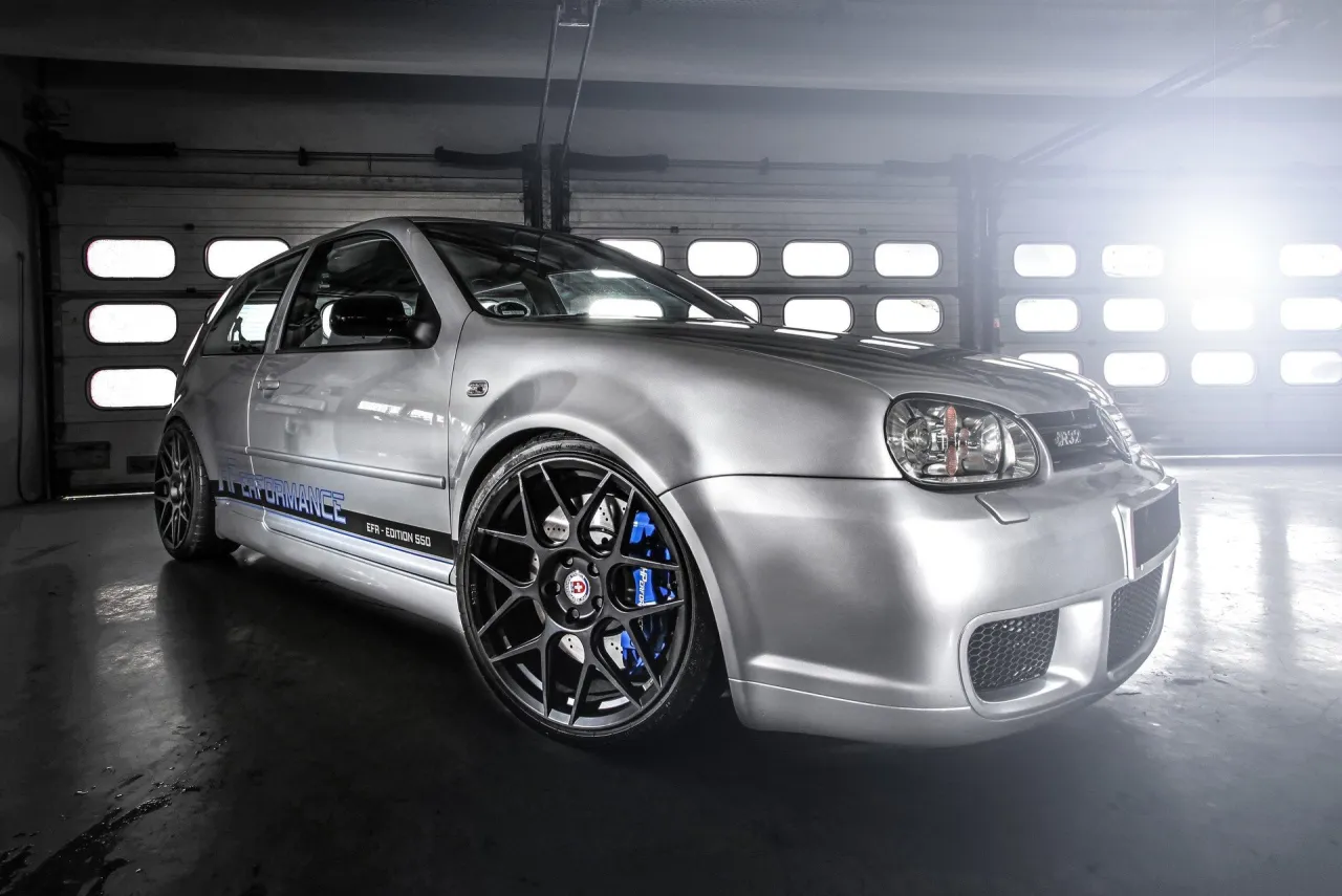 Volkswagen Golf IV R32 z profilu