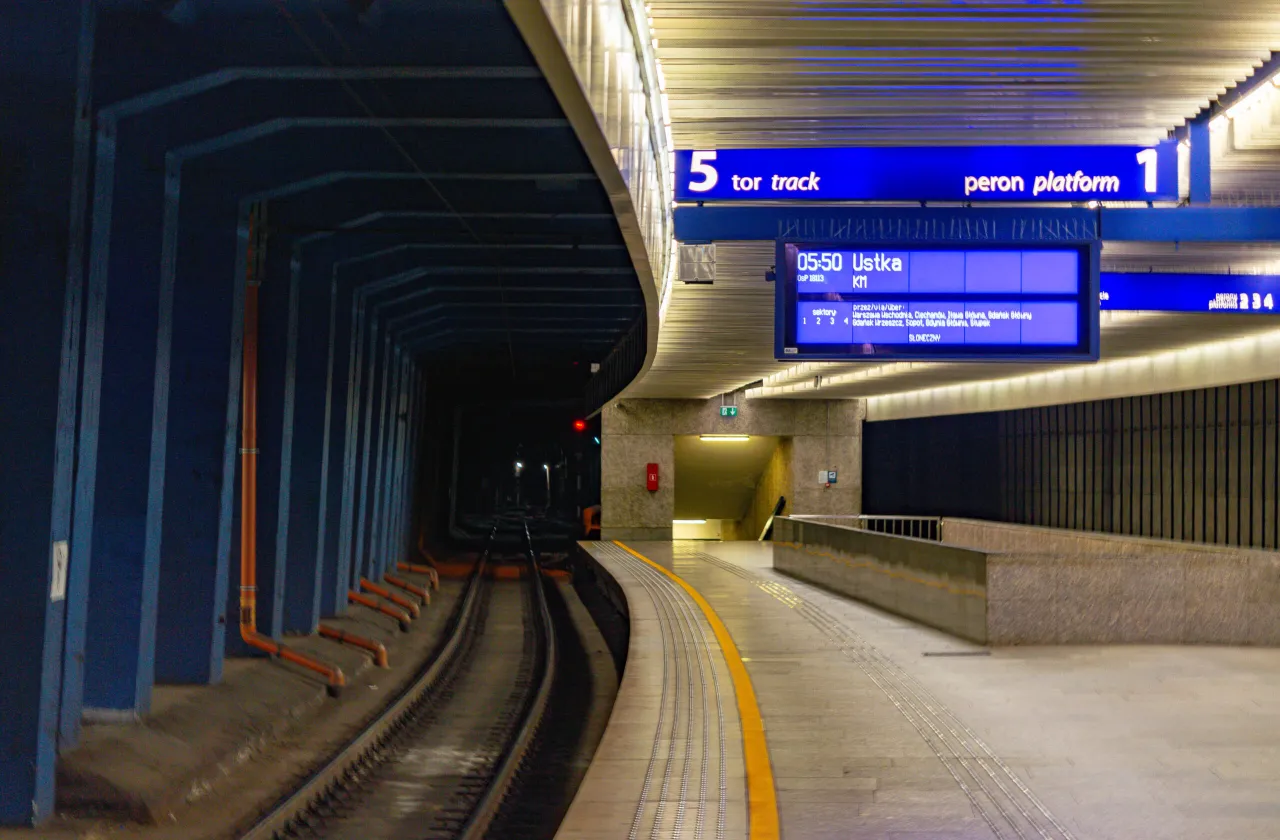 Różnica między peronem a torem na dworcu kolejowym