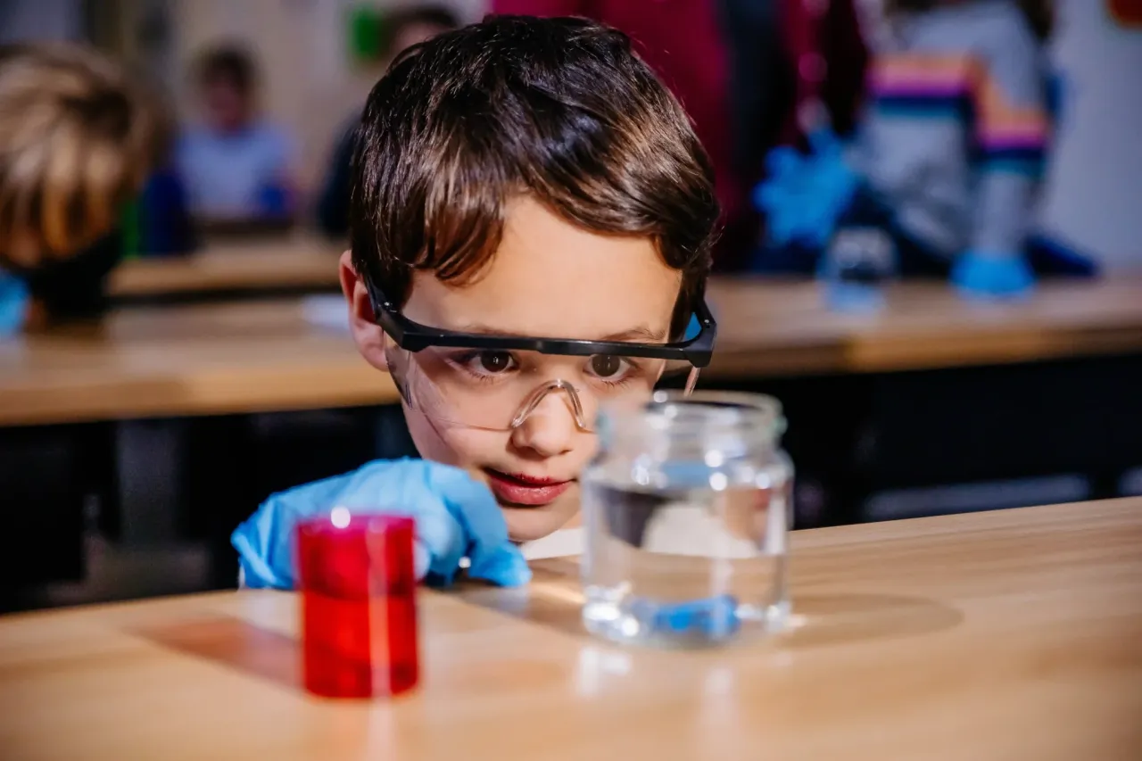 dziecko eksperymentuje z kolorami nauka