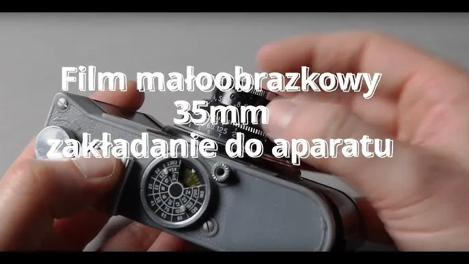 zakładanie końcówki filmu do szpuli aparatu 35mm
