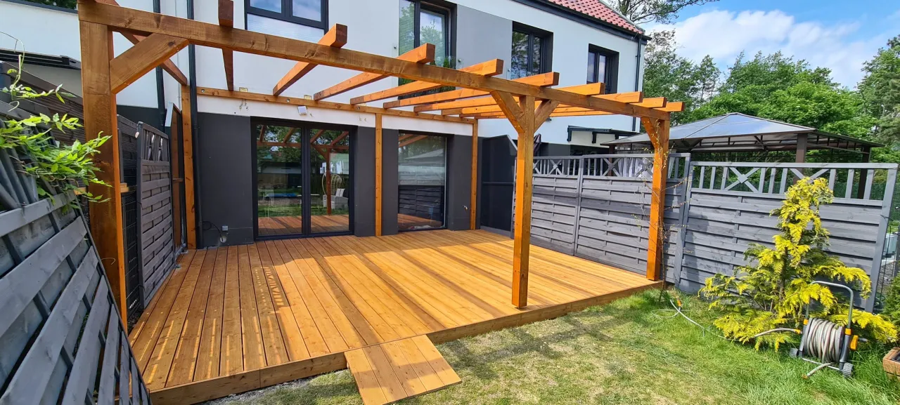 Taras z deski kompozytowej w nowoczesnym ogrodzie