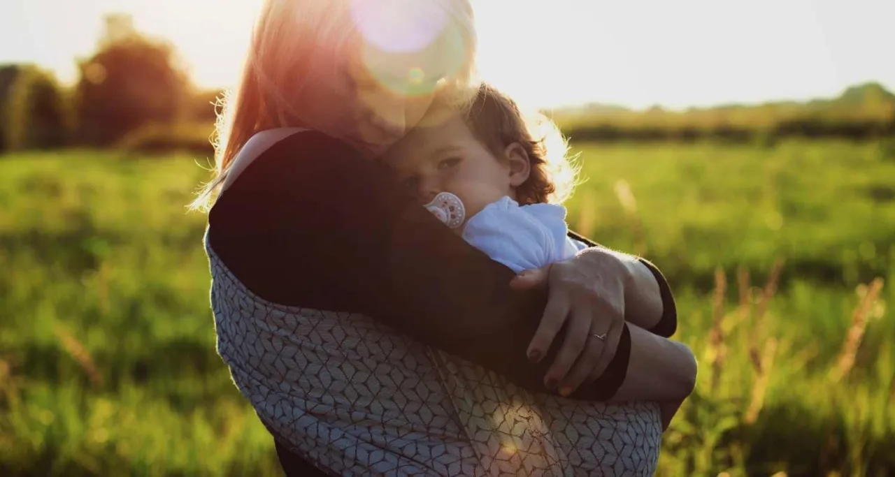 rodzic tulący niemowlę bliskość