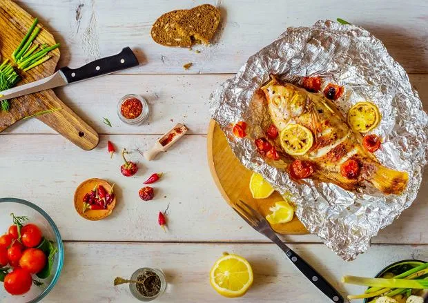 Zdjęcie Na której stronie folii aluminiowej piec frytki, aby były chrupiące?