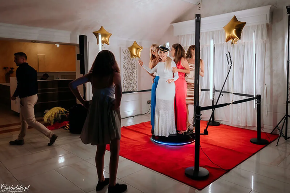 Zdjęcie Ile kosztuje fotobudka 360 na wesele? Sprawdź ceny i oferty