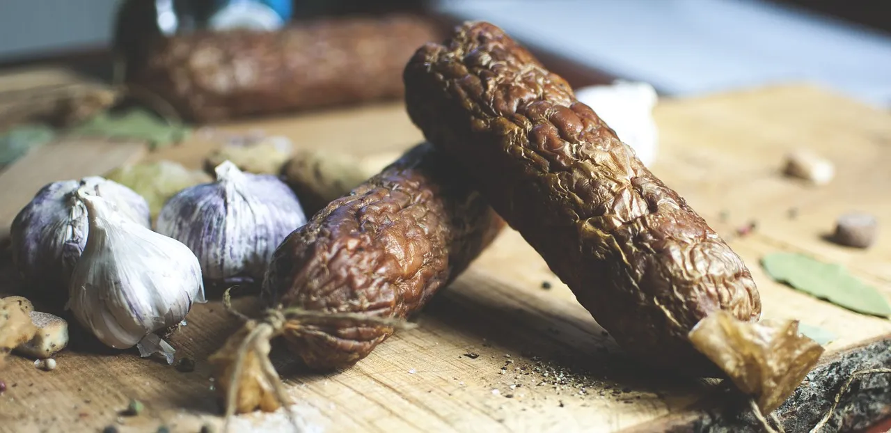 Zdjęcie Jak długo wędzić kiełbasę, aby uzyskać idealny smak i aromat?