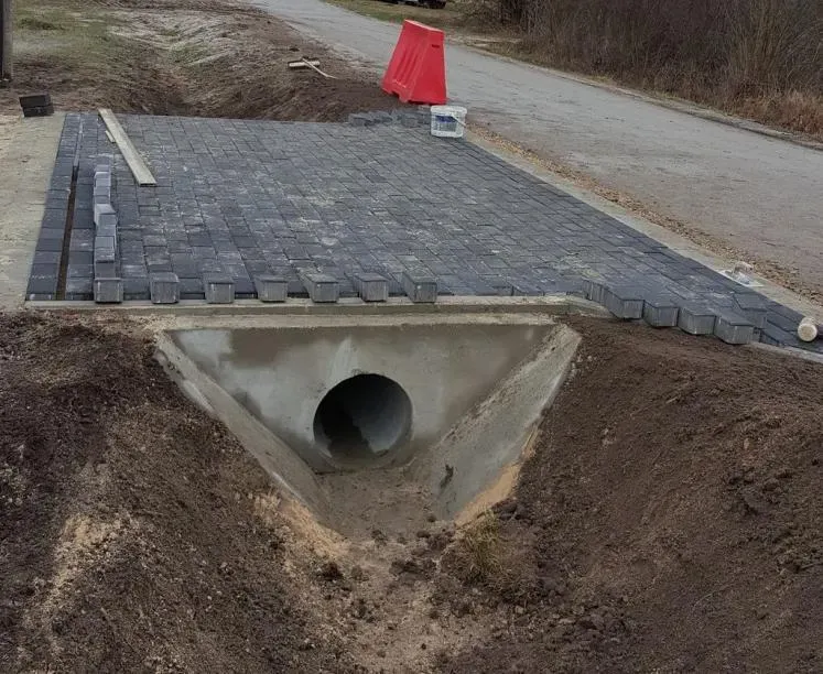 Zdjęcie Ile kosztuje zrobienie wjazdu na działkę? Sprawdź ukryte wydatki