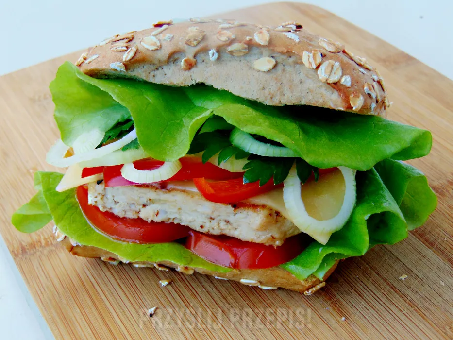 Zdjęcie Ile kcal ma burger z kurczakiem? Sprawdź, czy to zdrowy wybór i unikaj błędów