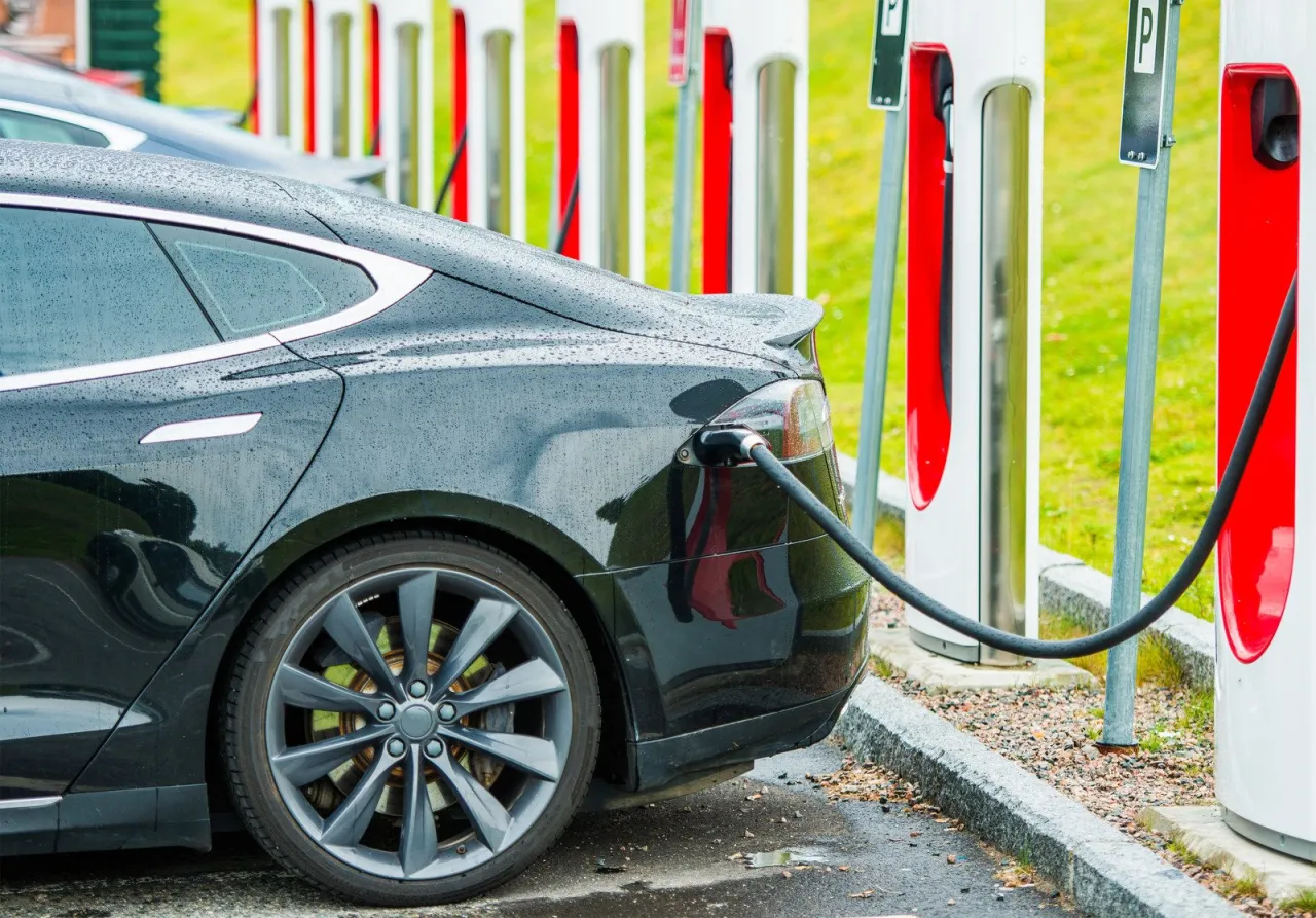 Zdjęcie Samochód elektryczny czy warto? Odkryj prawdziwe koszty i oszczędności