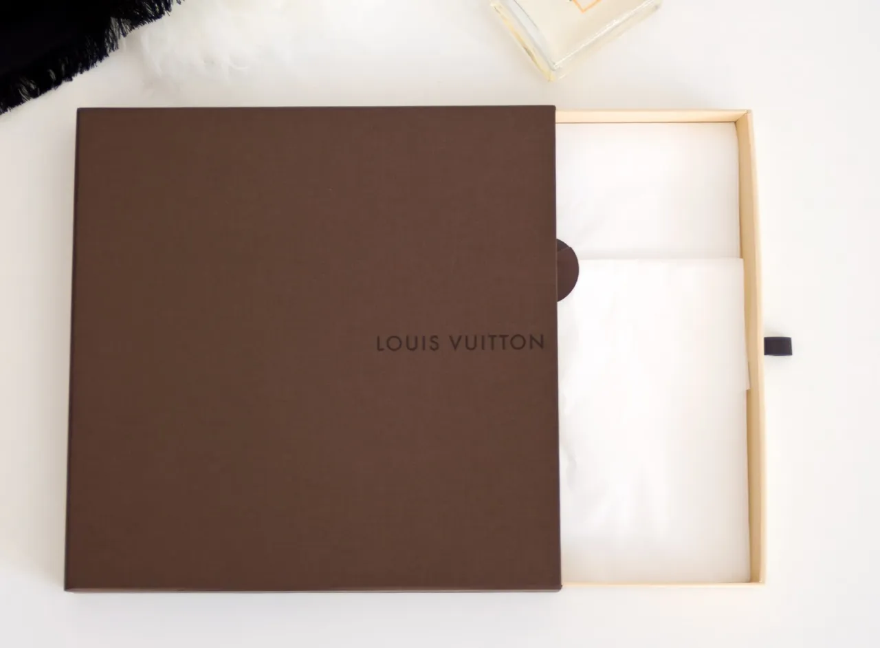 Zdjęcie Jak rozpoznać oryginał szala Louis Vuitton i uniknąć podróbek