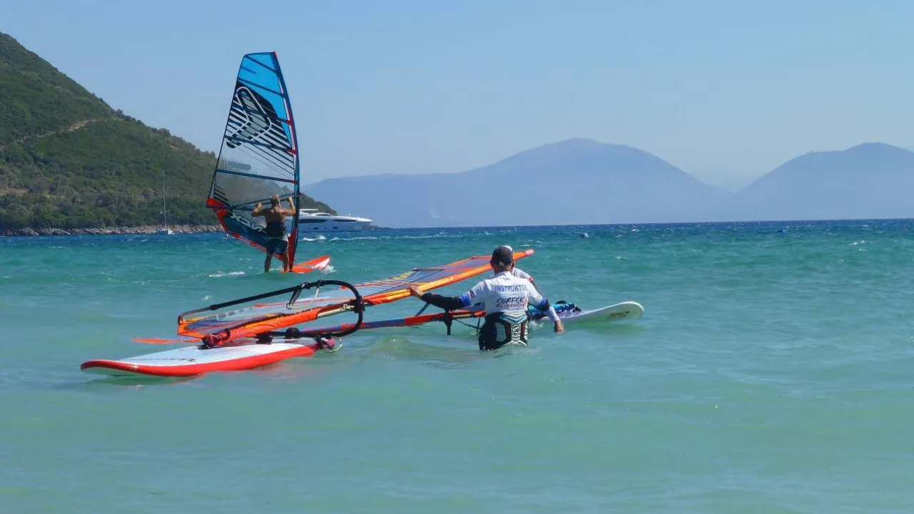Zdjęcie Najlepsze miejsca na windsurfing w Grecji - uniknij złych wyborów
