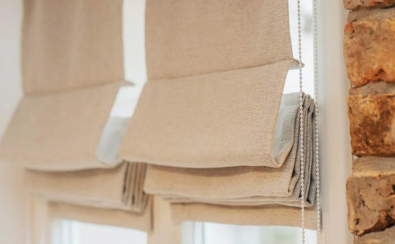 Zdjęcie Roleta rzymska okno narożne: Jak zamontować bezbłędnie?