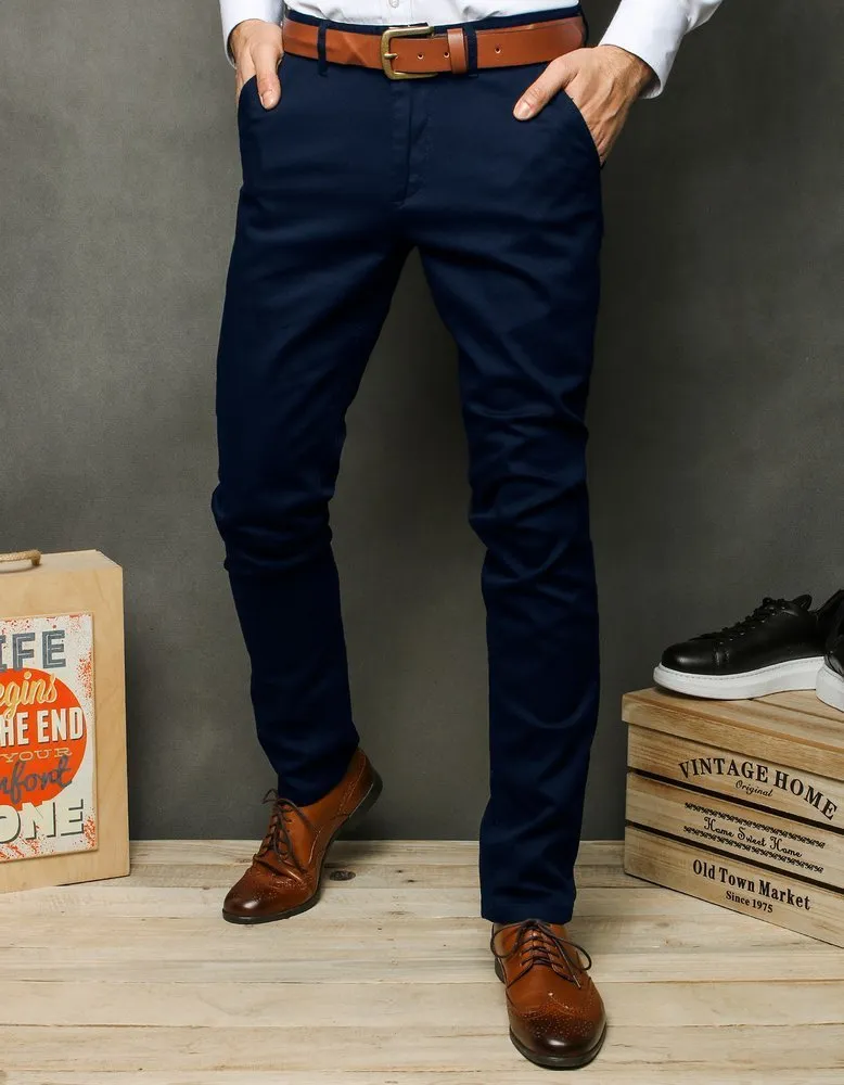 Zdjęcie Granatowe chinosy męskie: 7 stylizacji na każdą okazję