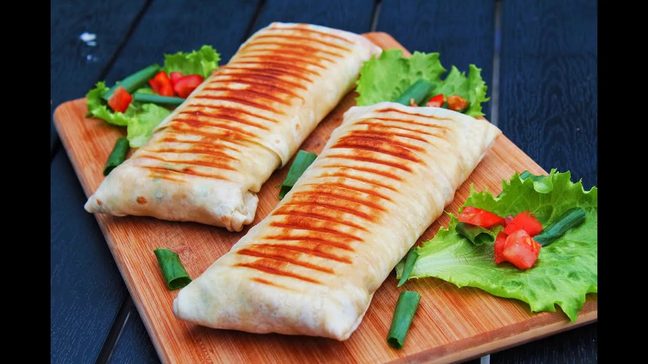 Zdjęcie Jak zawijać tortillę kebab, aby uniknąć wypadania składników