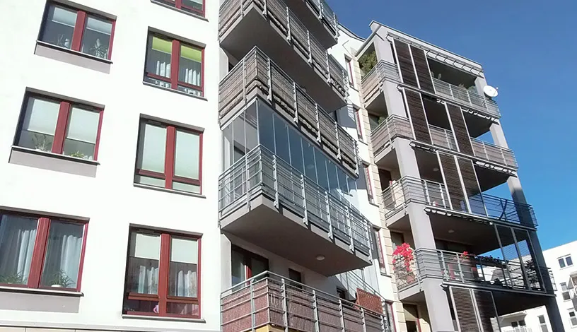 Zdjęcie Ile kosztuje zabudowa balkonu w bloku? Sprawdź ukryte koszty i opcje
