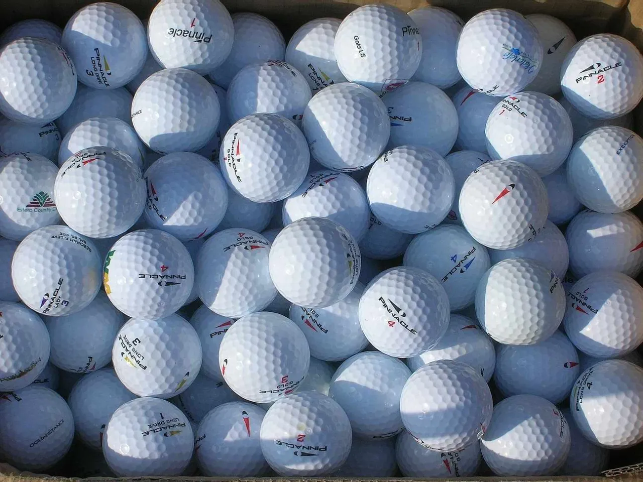 Zdjęcie Z czego jest piłka golfowa? Poznaj materiały i tajniki konstrukcji