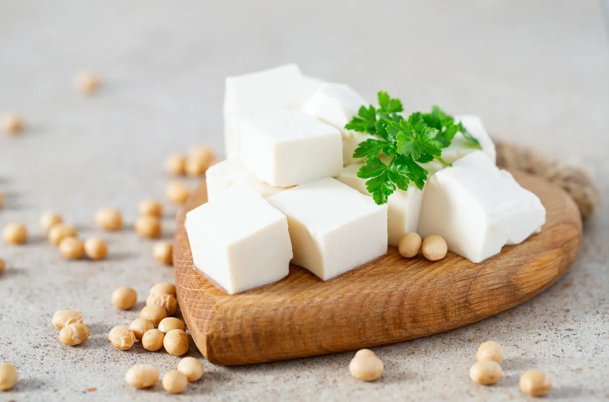 Zdjęcie Czy tofu jest wegańskie? Odkryj prawdę o jego składnikach