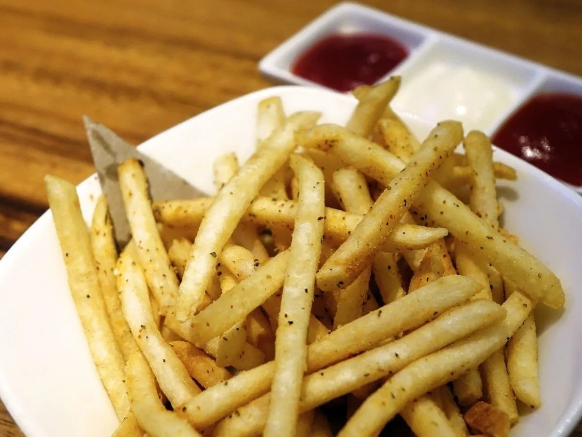 Zdjęcie Jak odgrzać frytki w mikrofali, by były chrupiące? Szybki trik