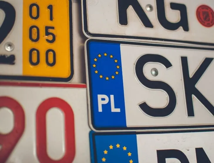 Zdjęcie Jakie naklejki na tablice rejestracyjne wybrać? – Praktyczne porady