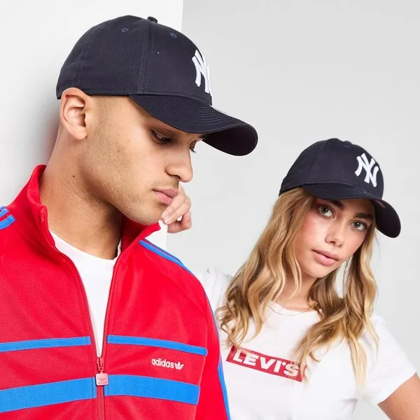 Zdjęcie Jak nosić czapkę New Era? Odkryj stylowe sposoby na każdy sezon