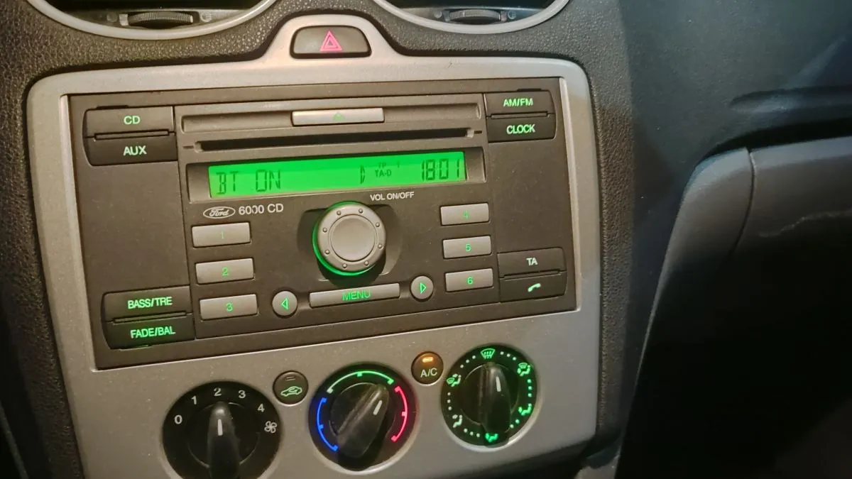 Zdjęcie Jak łatwo podłączyć telefon do Ford Focus MK2 - proste kroki i porady