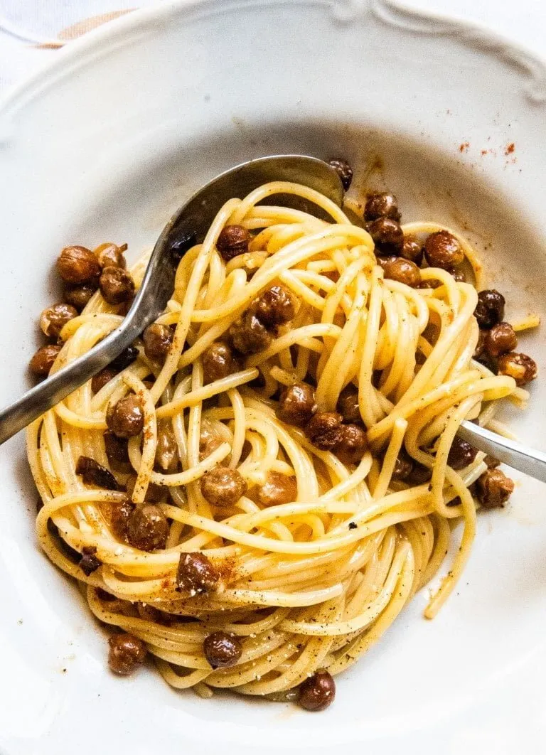 Zdjęcie Pyszna wegetariańska spaghetti carbonara wege, którą pokochasz