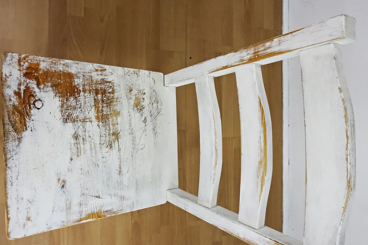 Zdjęcie Jak zrobić kwietnik z krzesła - proste kroki do stylowego upcyklingu